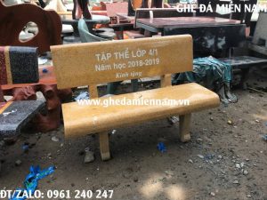 ghế đá màu vàng in chữ