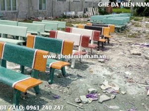 Ghế đá vàng xanh chỉ trắng đỏ