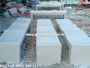 ghế đá đúc nguyên khối có gờ