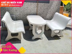 Bàn ghế đá liền tựa màu trắng